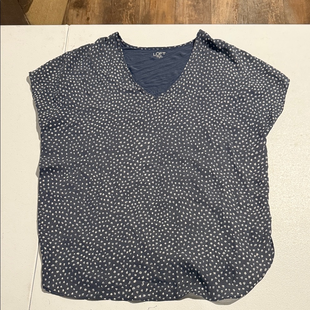 LOFT Women's Blue and White Patterned Short Sleeve Top